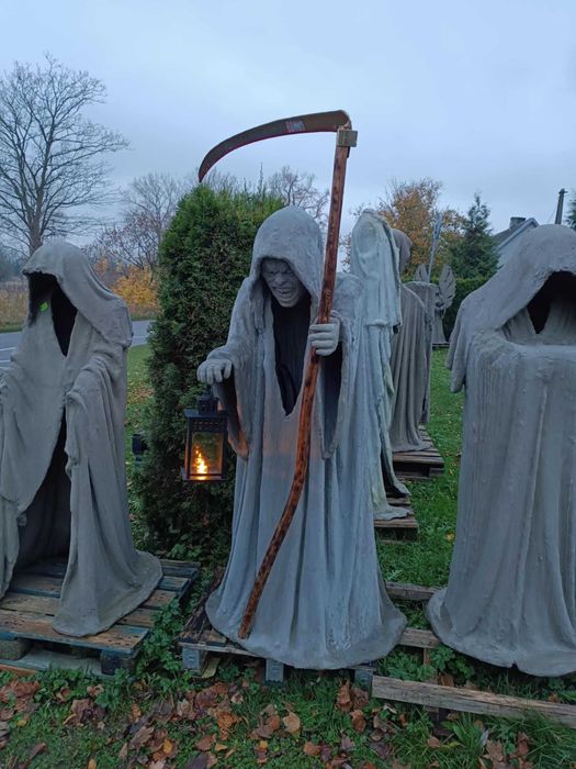 Figura cementowa z kosą i lampką na prąd Rękodzieło