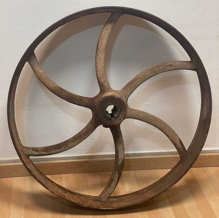 Roda antiga,  em ferro maciço