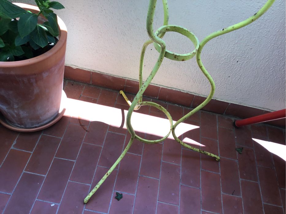 Lavatorio antigo em ferro fundido c/ suporte para toalhas.