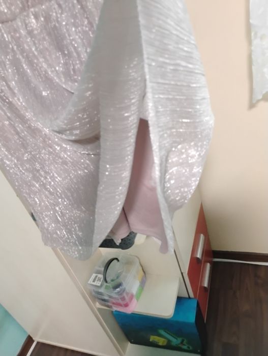 Sukienka L,Xl.     Błyszcząca , pudrowa .