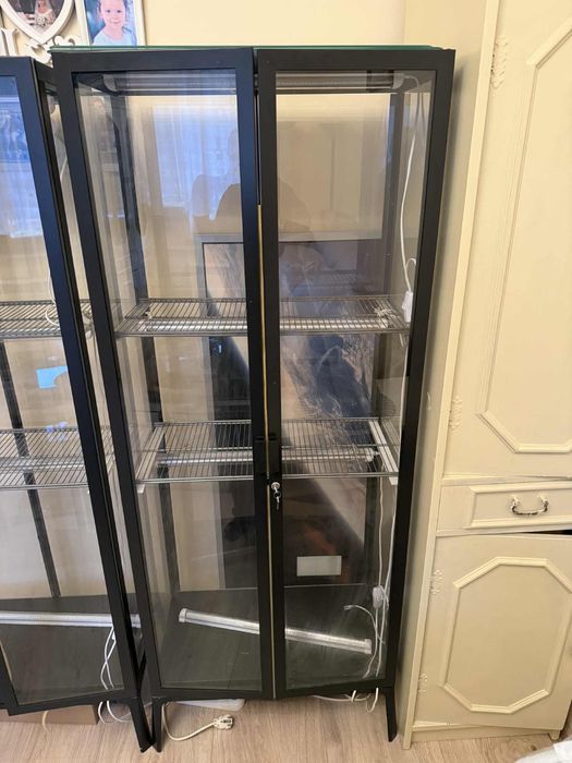 Witryna Ikea milsbo z oświetleniem