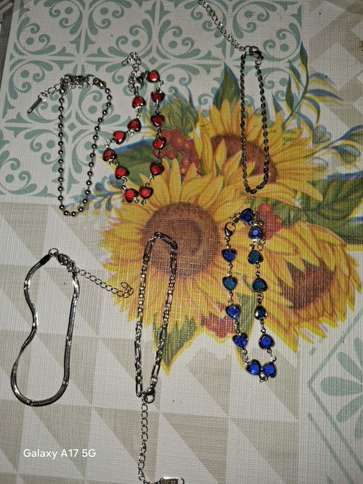 Pulseiras novas em aço inoxidável