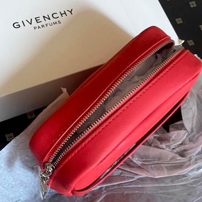 Косметичка  cумочка Givenchy Франция  краcная срочно