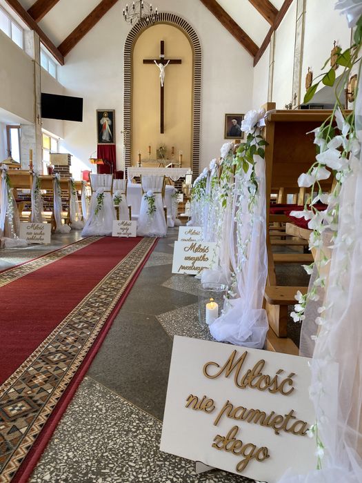 Slub kościół wesele  dekoracja lampiony tiule hymn miłości