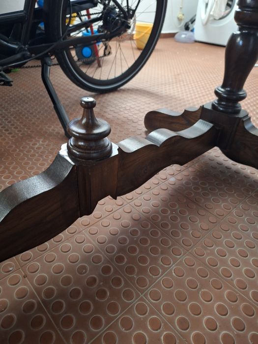 Mesa em castanho maciço. Pode estar fechada e servir de aparador.0,60