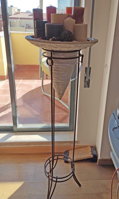 Suporte vertical para velas com ânfora invertida