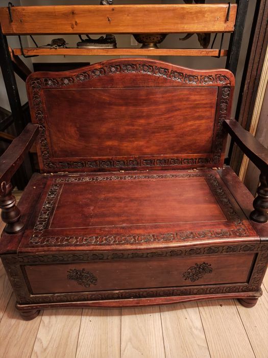 Rzeźbiona ławka ze skrzynią