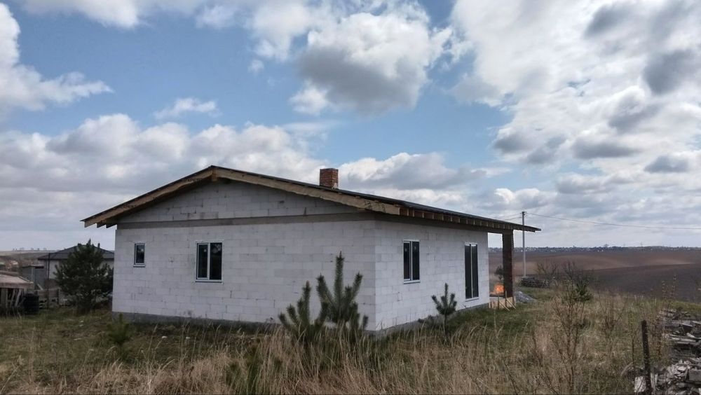 Продам будинок біля міста.