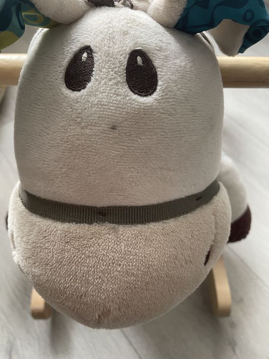 B toys konik na biegunach koń pluszowy bujak dla dziecka