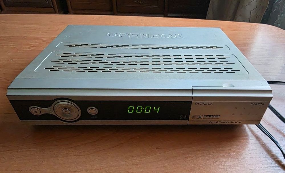 Супутниковий тюнер  onenbox F-300FTA в гарному стані.