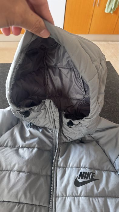 Casaco Nike L acolchoado cinza com capuz