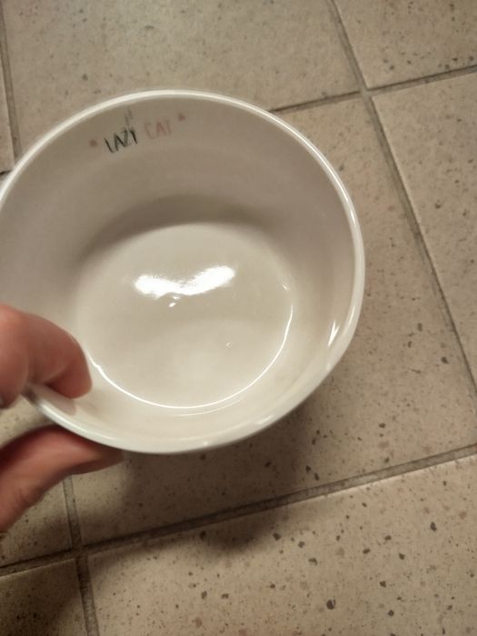 Nowe białe ceramiczne miski dla kota