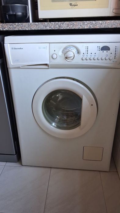 Oportunidade Máquina ELECTROLUX . 2 em 1 -Lavar e secar roupa  1000 rotações , cuba 100% inox