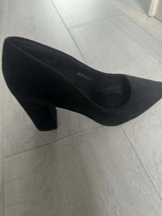 Czarne szpilki na słupku r. 38