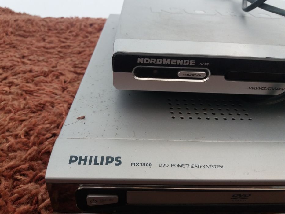 Leitor de VHS e leitores de DVD