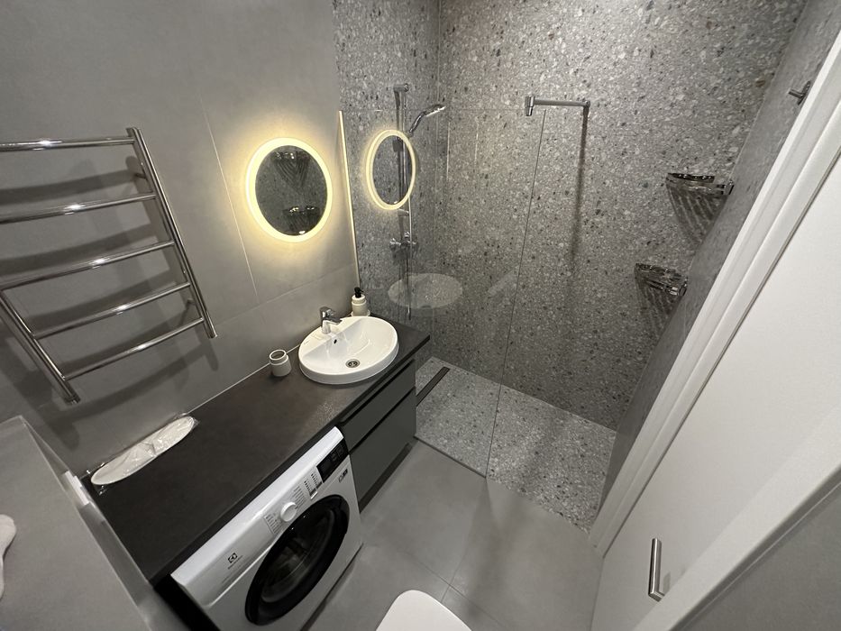 Подобово Авалон, ближній центр