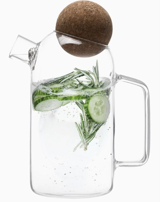 Jarro de agua em vidro e rolha em cortiça