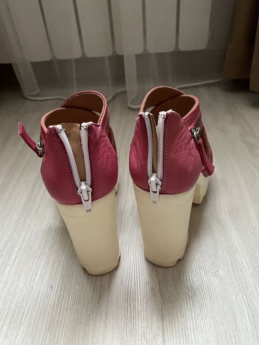 Туфлі босоніжки рожеві на каблуку легкі з ремінцями замками