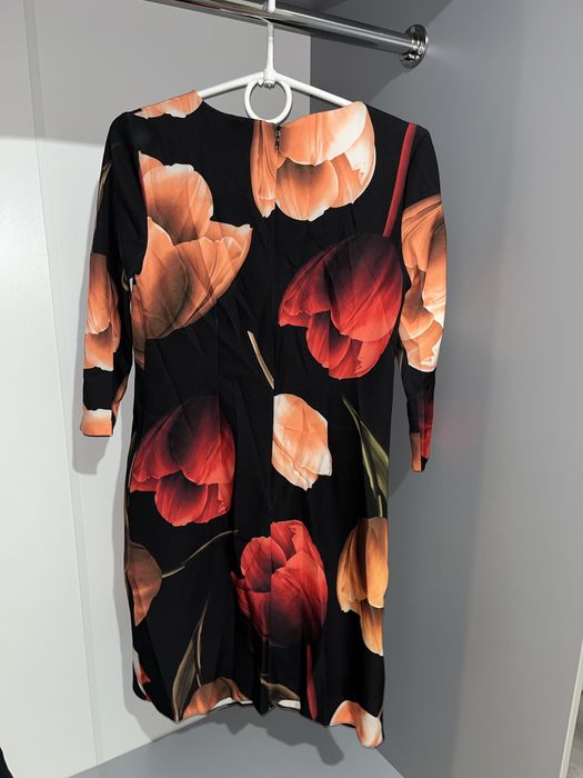 Чорна сукня з кіатковим принтом