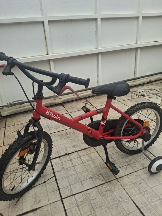 Bicicleta infantil vermelha da marca BTwin