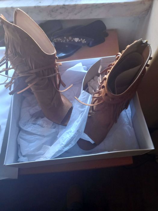 Botins praticamente novos.