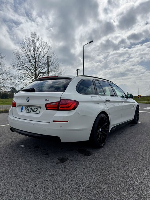 BMW 520d Pack M, 184cv, Tecto Panorâmico, Jantes 20”, Faróis LED