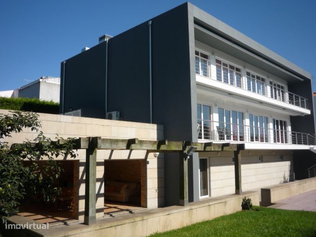 Moradia T4 Exclusiva  com 595 m² em terreno 1.200 m² Castêlo da Maia