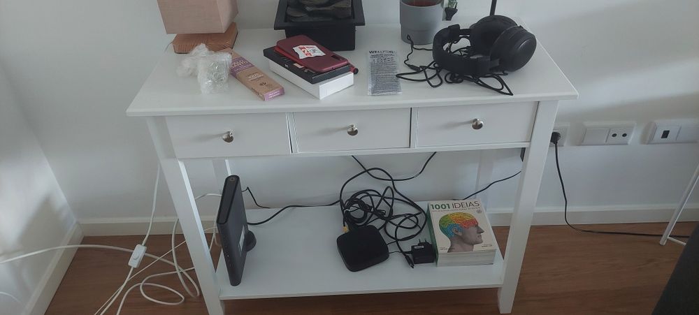 Aparador/mesa branca de sala
