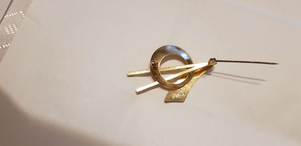 Piękna i unikatowa broszka w kolorze złotym .