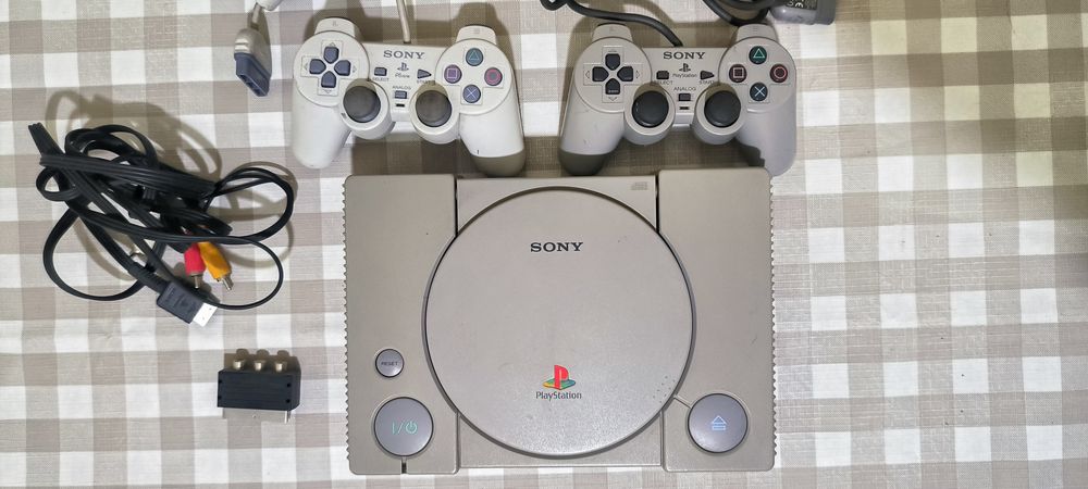 PlayStation 1 original + 2 comandos originais e demo one