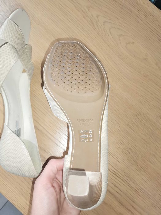 Czółenka beżowe Geox