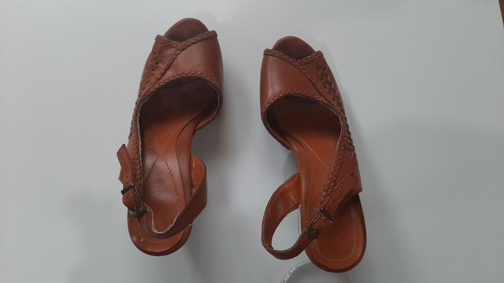 Buty na obcasie bez palcy.  Skórzane brązowe
