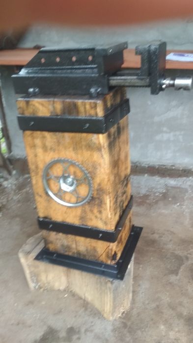 Тиски ,лещата металеві з дубовою тумбою