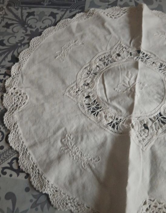 Naperon com bordado e renda de Bruxelas