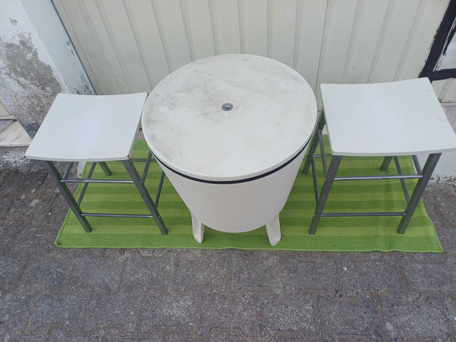 Mesa de apoio geladeira + 2 bancos