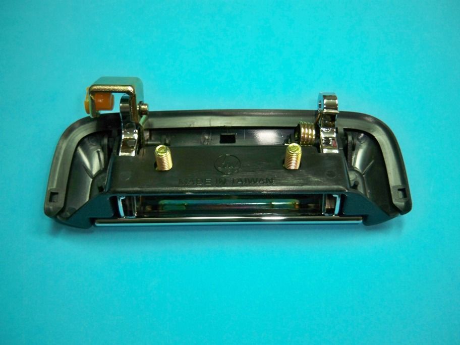 Puxador pega mala Mitsubishi L200 de 1996-2006  NOVO