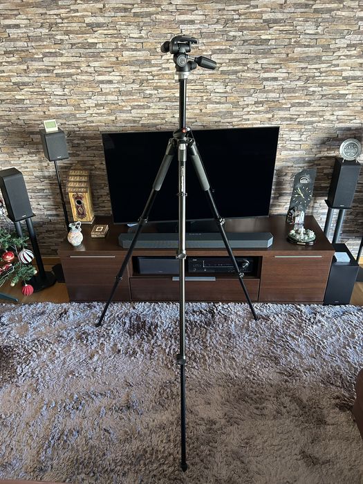 Tripé Manfrotto, modelo 055XPROB, com cabeça