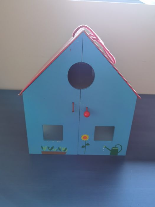 Casa de madeira com acessórios de madeira