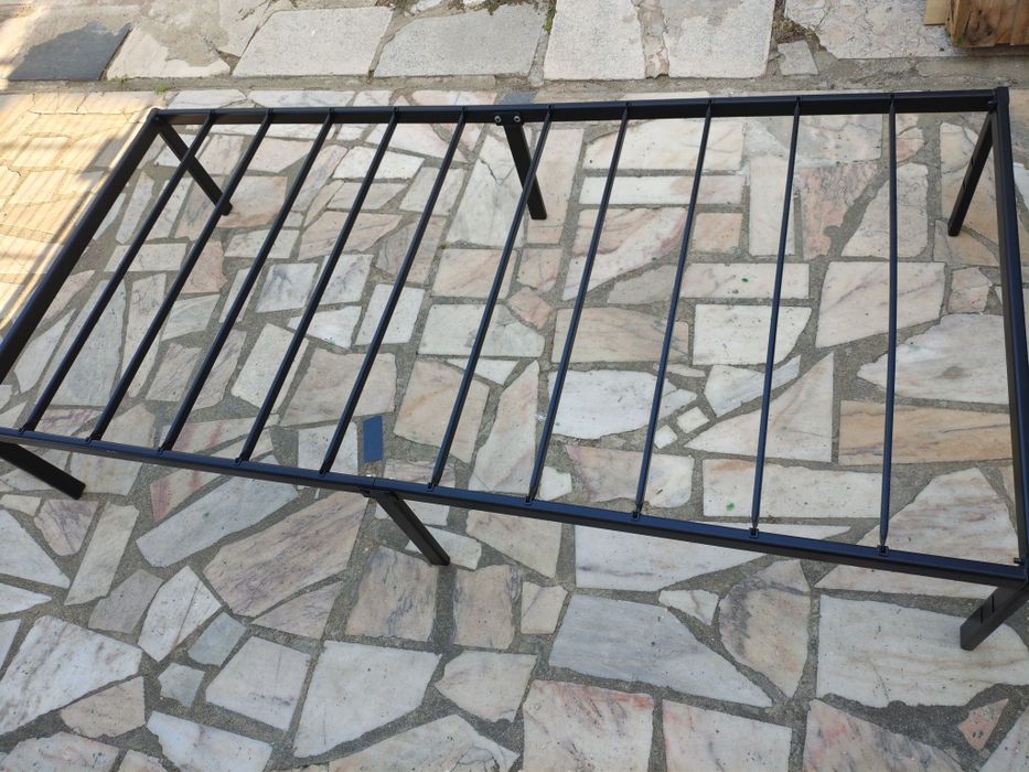 Cama de Solteiro em metal preto
