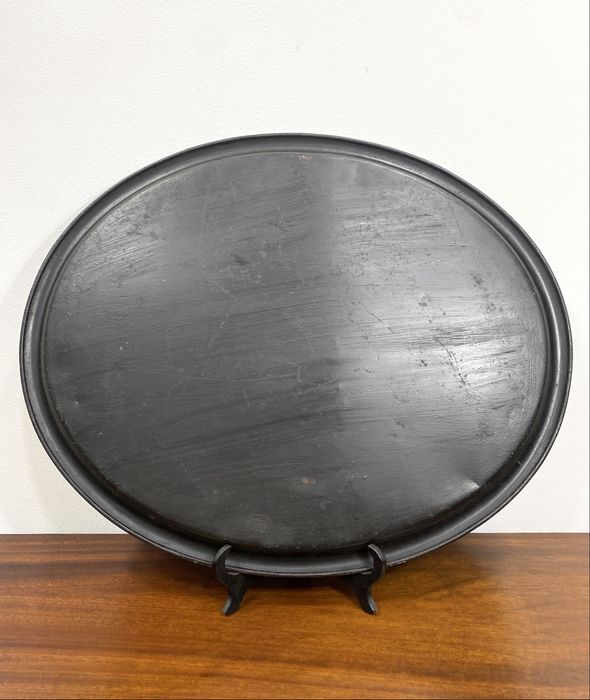 Antigo tabuleiro oval em metal com pinturas.