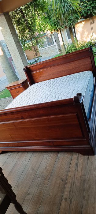 Cama, estrado, colchão e mesinha