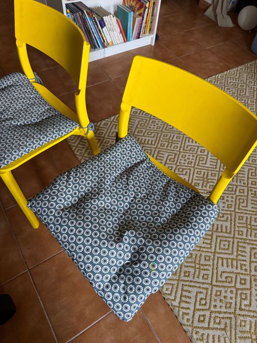 2 cadeiras amarelas de plástico com almofadas São muito confortáveis e versáteis, adequadas tanto para uso interior como exterior. Estão bem