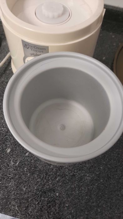 Máquina de gelados e iogurteira