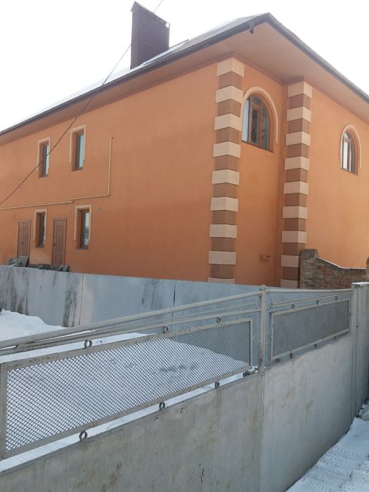 Продається двоповерховий житловий будинок