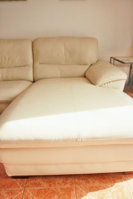 Sofá em pele bege