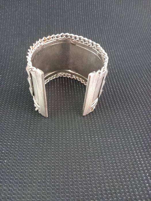 Bracelete Punk Prateada com Tachas Pirâmide. Estilo Rock / Alternativo