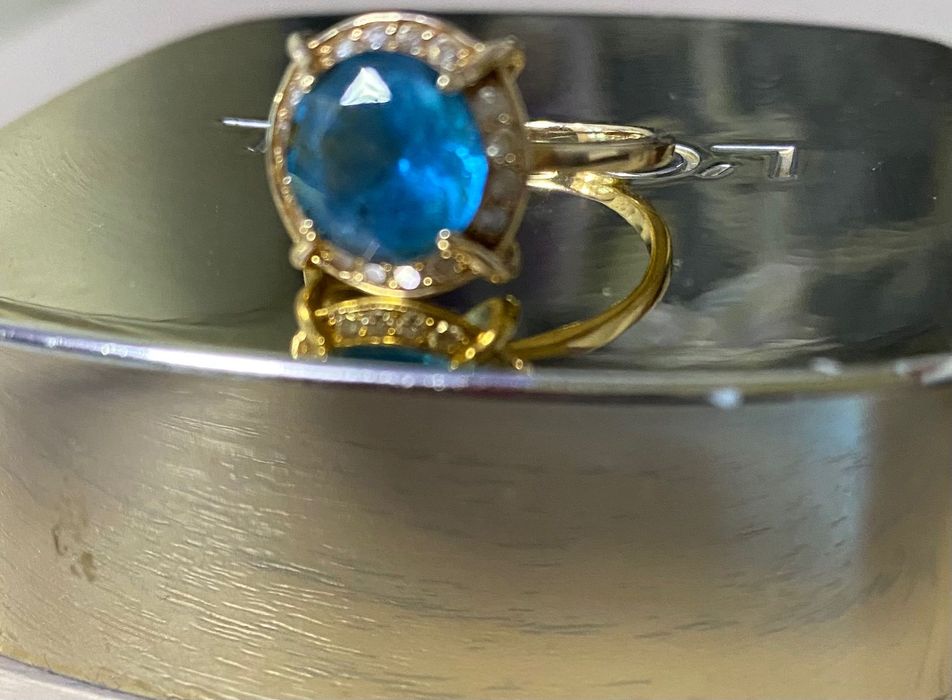 Золота каблучка з натуральним топазом р. 17