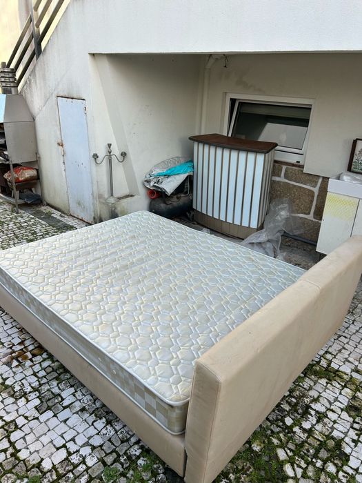 Cama kings size forrada a linho