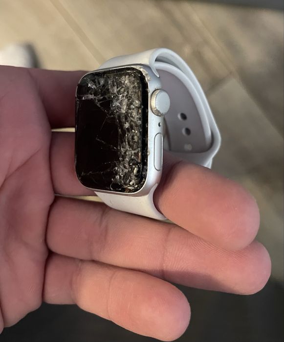 Apple watch SE стан на фото