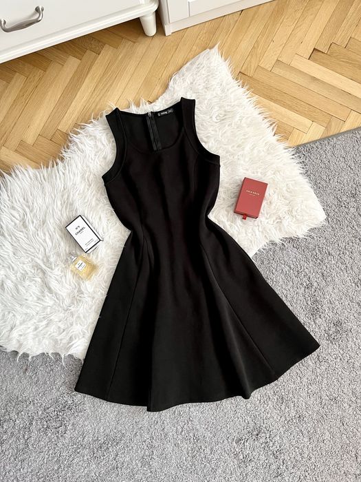 Sinsay XS 34 mała czarna sukienka rozkloszowana mini